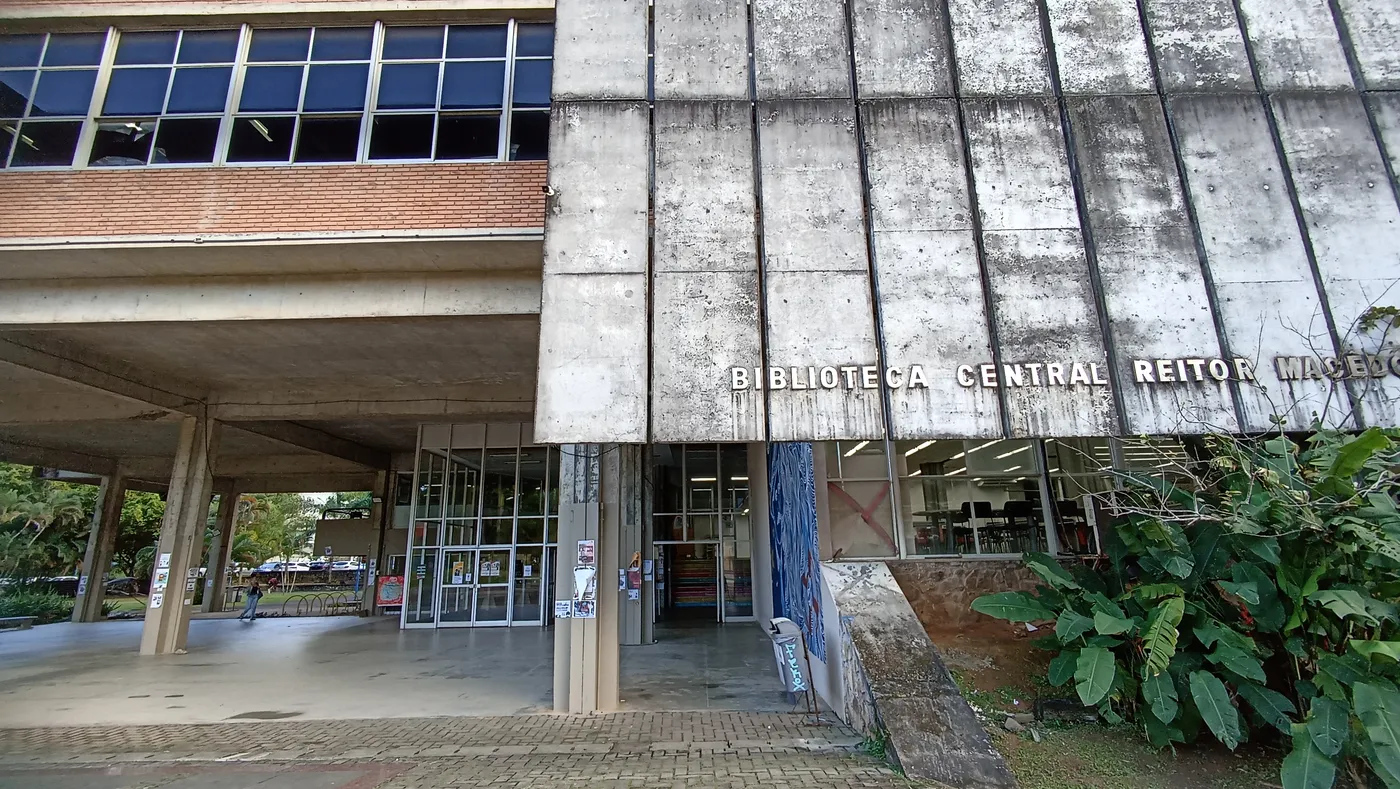Estudantes universitários em sala de aula representando ensino superior privado
