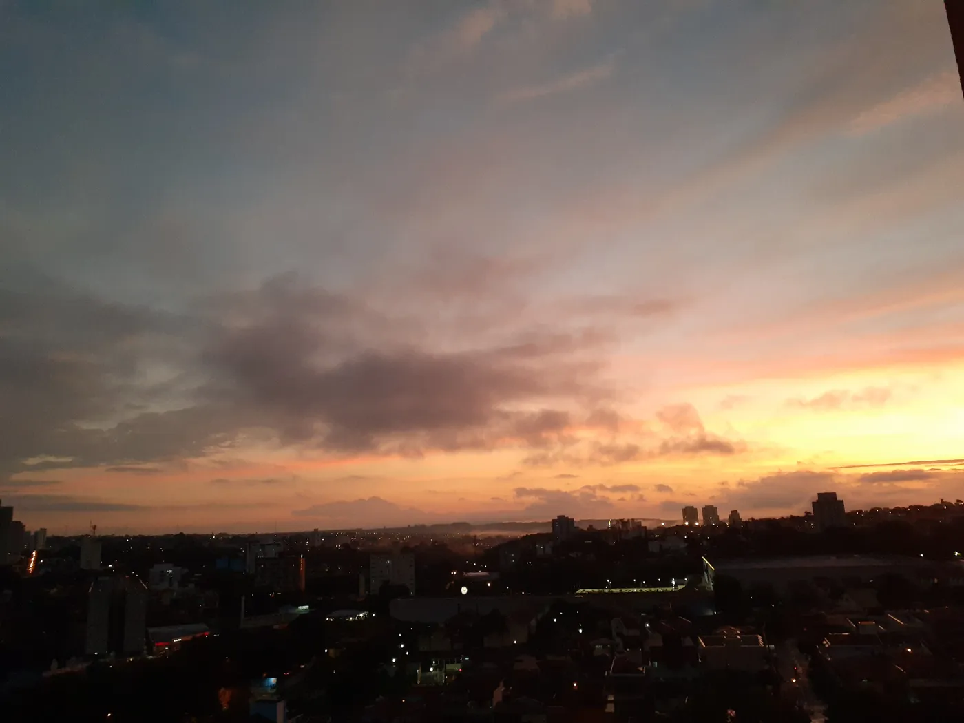 Vista panorâmica de cidade do interior paulista representando São Carlos