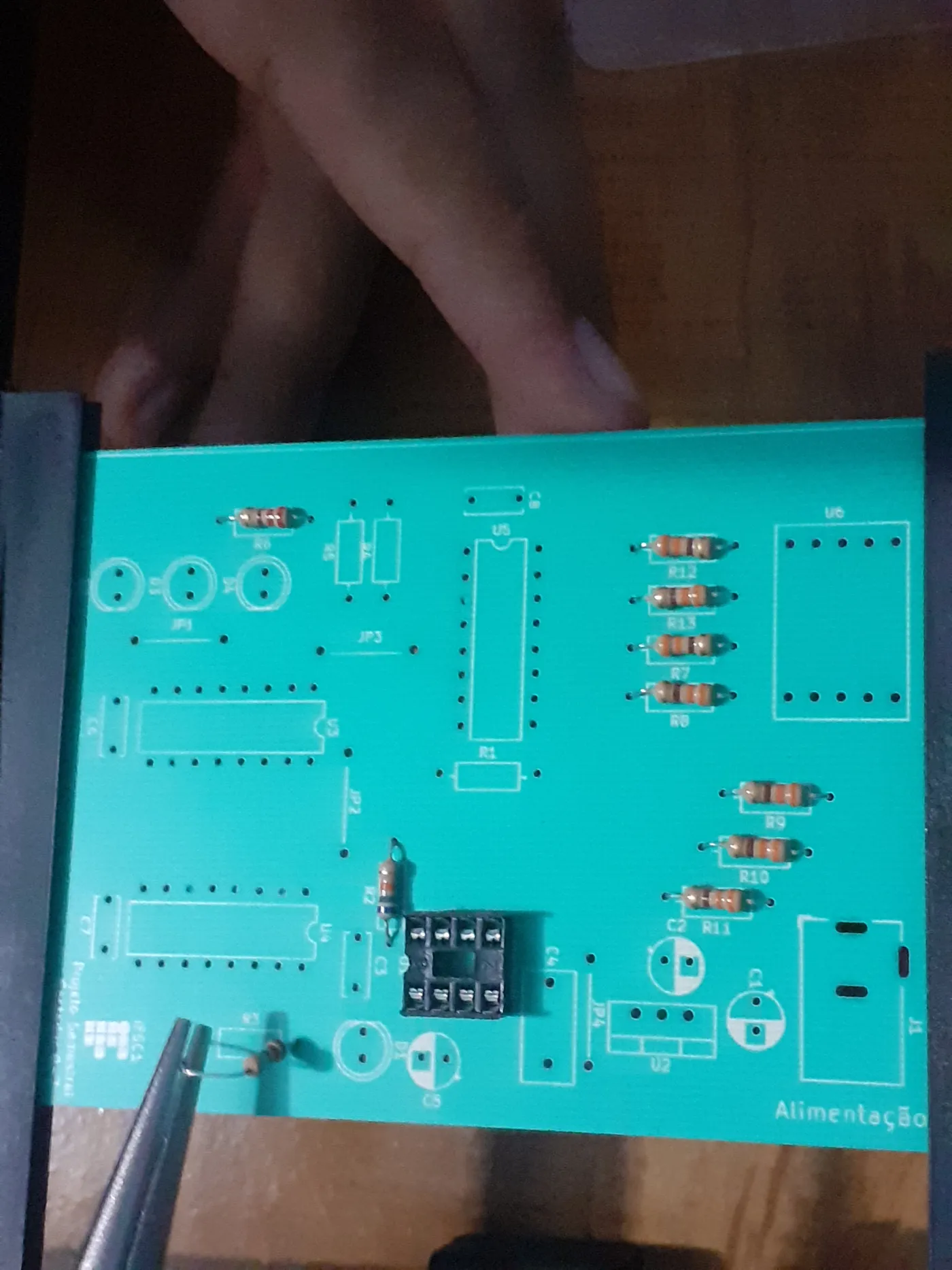 Adolescentes em laboratório de programação representando ensino médio com extensão tecnológica