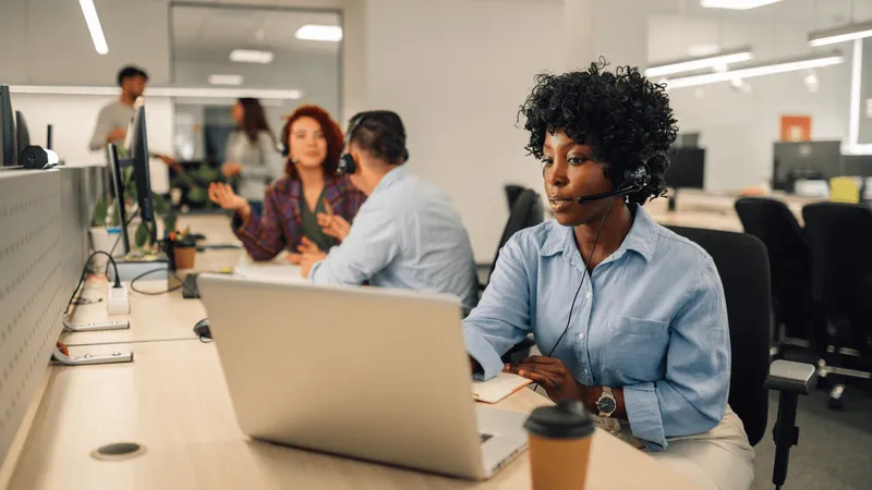 Equipe de suporte técnico trabalhando
