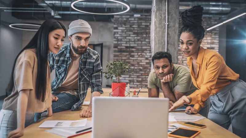 Caderno de esboços com mockups de páginas de um aplicativo no nível wireframe, mostrando rascunhos de layouts para home, sobre e contato