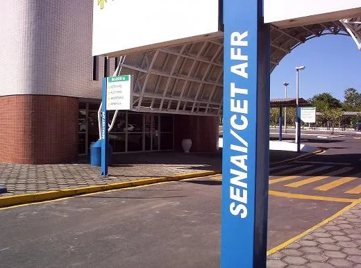 Laboratório industrial com automação representando o SENAI