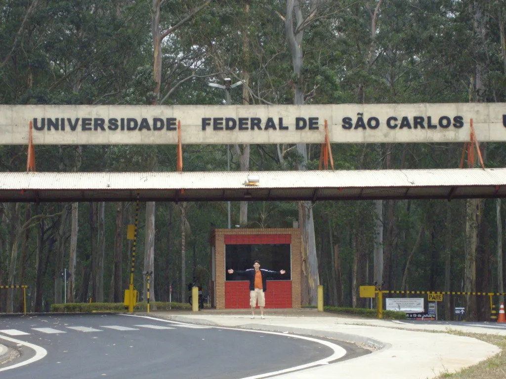 Estudantes em campus universitário representando a UFSCar