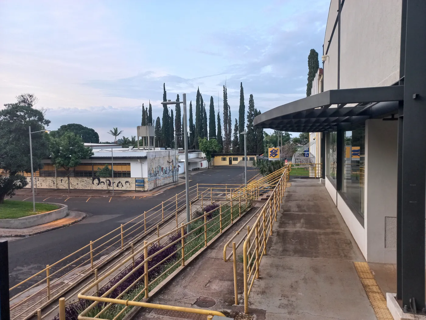 Campus universitário com prédios acadêmicos representando a USP de São Carlos