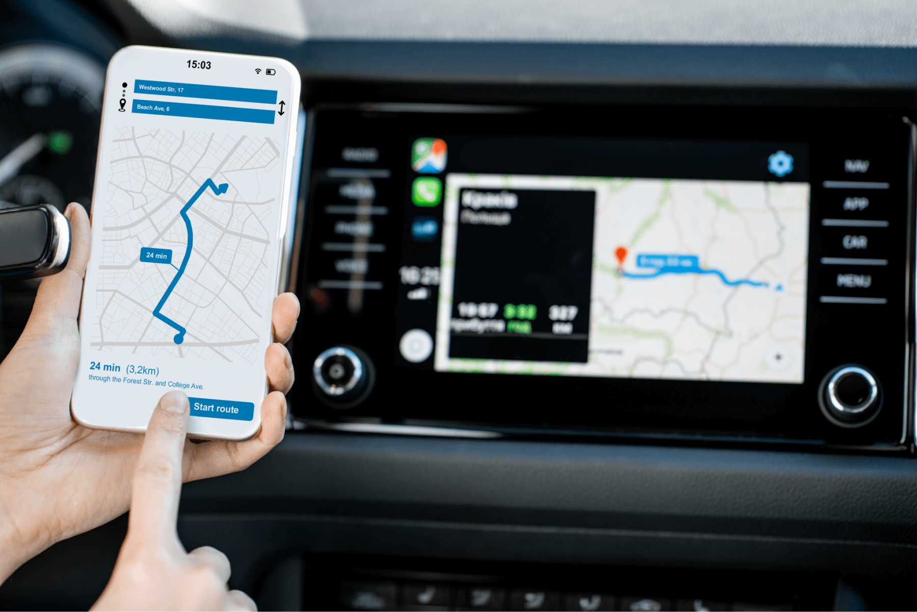 Uma mão segurando celular, na tela um aplicativo de geolocalização, e ao fundo no painel do carro um mapa