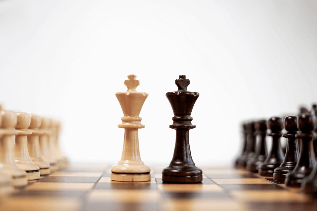 Duas peças de xadrez em cima de um tabuleiro, 
                      representando os passos estratégicos para o crescimento de um negócio
