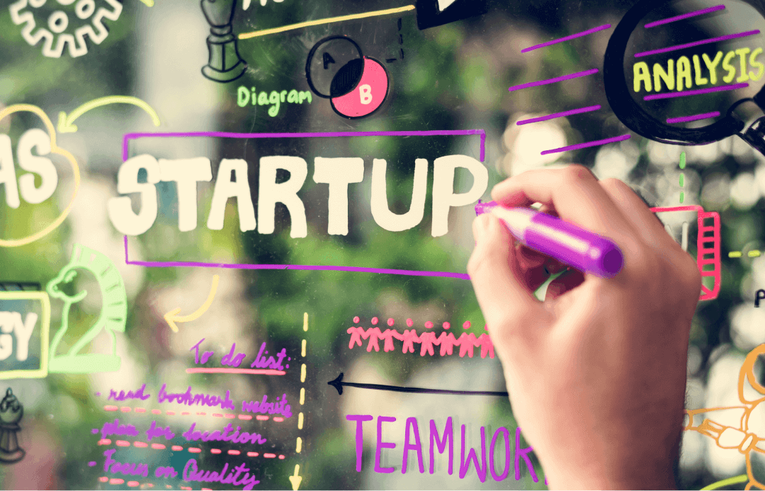Startup e ideias escritas em um vidro, representando a construção de um plano de negócios