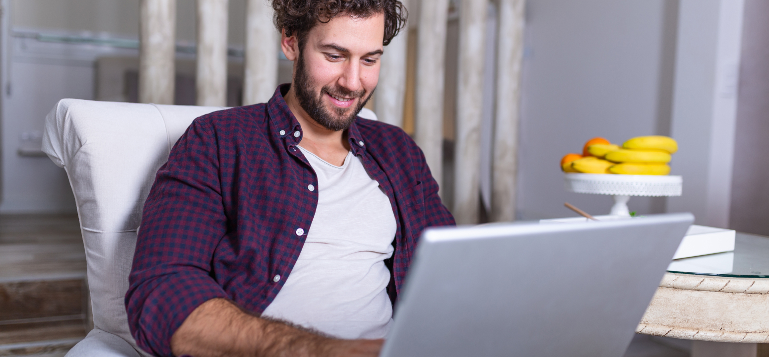 homem olhando para uma tela de notebook